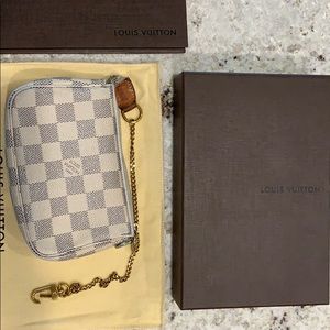Louis Vuitton mini Pochette
